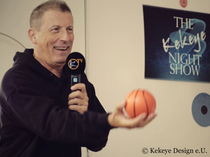 The Kekeye Night Show, Andreas Reinisch Spiel Basketball im Studio in Wien, Österreich, Late Night, Night Show, Talk Show, Show, Firmenpräsentation, Präsentation, Unterhaltung, Unternehmen, YouTube, Video, Marketing, Talente, Kreativität, Kekeye Design, Kekeye, Design